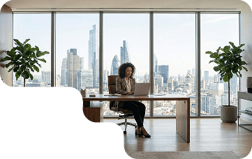 Líder de organización trabajando en una oficina con vista a la ciudad
