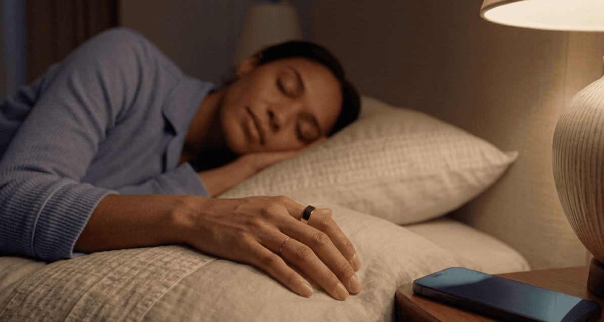 Pareja durmiendo profundamente por la noche con su NOON Ring puesto
